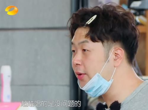  王俊凯|女团都这样？杨超越唱歌，第一句就跑调，王俊凯救场都来不及