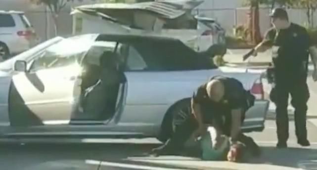  目睹|女子被男警察猛踢并拖行数米，孩子目睹全程吓到大哭