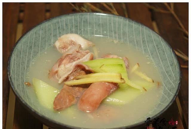  浸泡|新鲜的鱼肚与鱼肝，别人不要的食材，却是潮汕人煮汤的上好食材