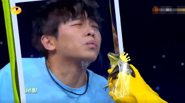 没事|张艺兴上《快本》太受捧游戏比拼何炅放水,别人被捉弄他全没事