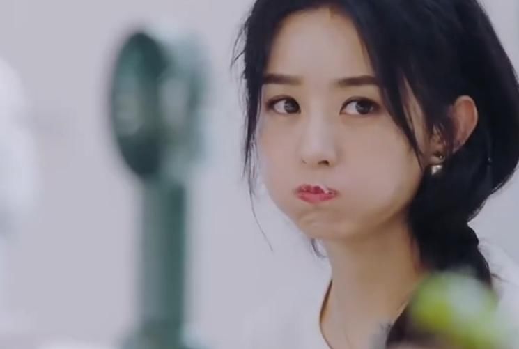  肤色|中餐厅的滤镜有多厚？赵丽颖前后一秒肤色差10度不算啥，看到口红：过分了