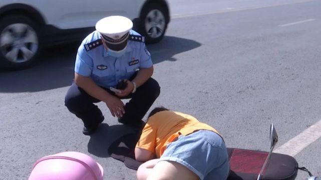 交通事故|鸿胜说交通 || 银川街头两电动车发生碰撞,没戴头盔者果然受伤!