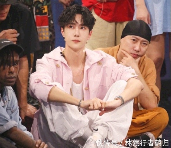 上线|王一博反撩小宝,霸总上线摸脸杀、摸头杀一气呵成,燃炸全场!
