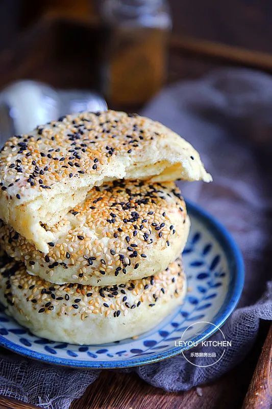 全家人|1斤面粉做6个烧饼,不油不腻,平底锅就能做,刚好全家人的早餐