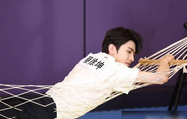  字幕|Baby和蔡徐坤组情侣，一旁的字幕亮了，网友：这么怕黄教主？