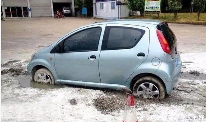 胡乱|车主为不交停车费胡乱停车，结果被人封住4个轮子，车主看哭了！