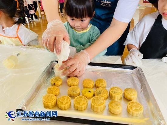 孩子们|巧手做月饼，亲子同乐迎中秋（图）