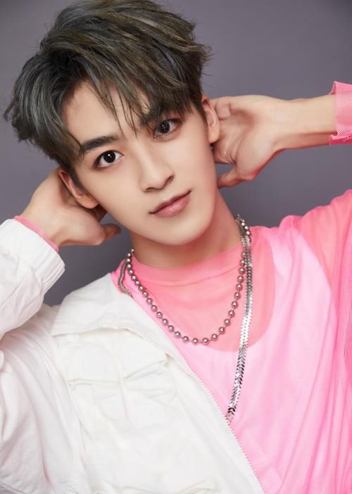  宣扬|何洛洛宣扬盗版软件，翻车后火速道歉，网友：明星门槛真低