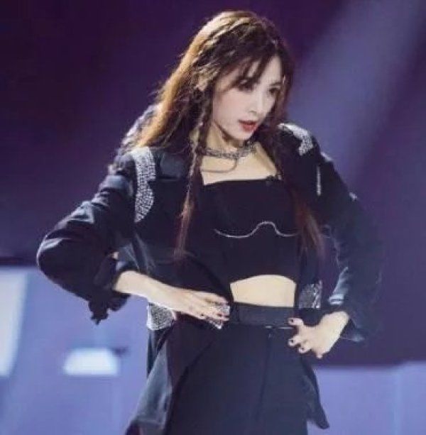  花钱|张含韵solo第一被质疑不公平！张萌拒绝花钱投票：姐的目标是挣钱