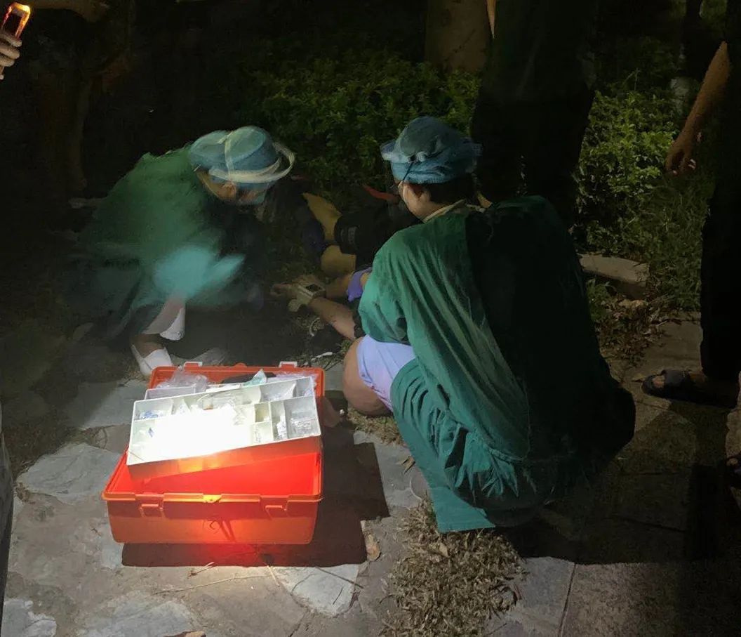  晚上|什么情况？晚上8点多，一男子口鼻流血倒在公园……