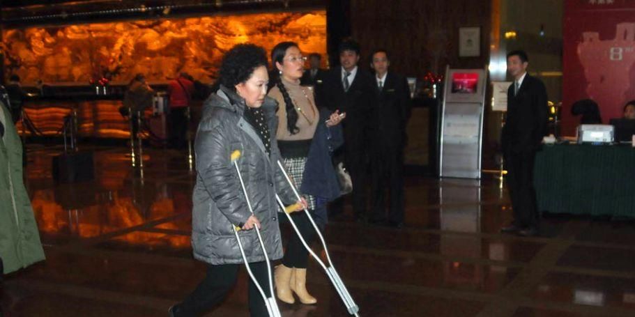  出门|70岁斯琴高娃曾遭8年家暴，如今出门靠轮椅