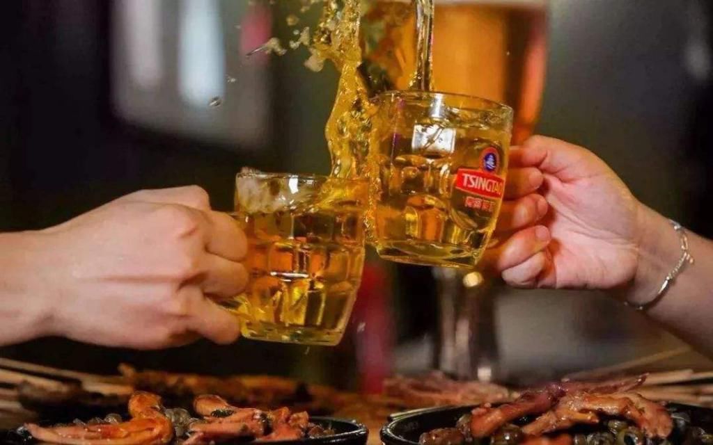  奥迪车|2男子喝高了，上奥迪车顶蹦迪，车主：先生您好，消费30万