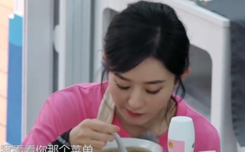  镜头|《中餐厅》赵丽颖喝绿豆粥！镜头放大特写后，网友怒喊：食欲全无！
