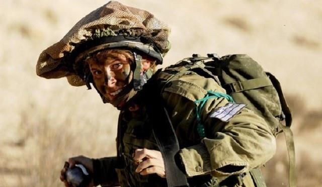  手榴弹|挂在士兵身上的手榴弹，被子弹击中后会爆炸吗？不要再被骗了