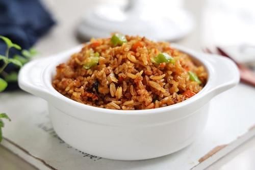 学会|伏天别炒菜了,学会这个懒人焖饭,有菜有肉有饭,太适合懒人了!