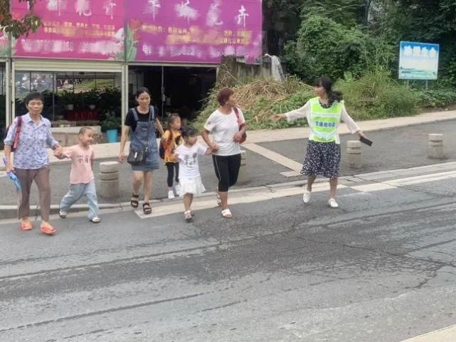 交通劝导|创城进行时 | 新罗曹溪:文明出行 你我参与 细节之处助力创城