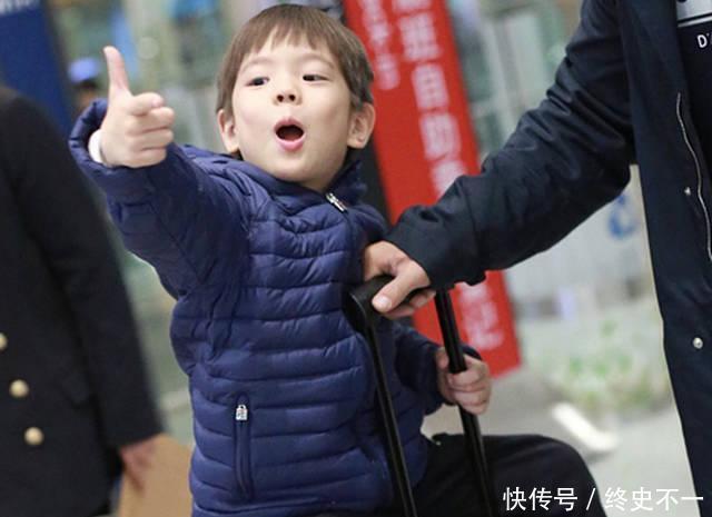  杜江|杜江携子现身机场, 嗯哼坐行李箱显呆萌