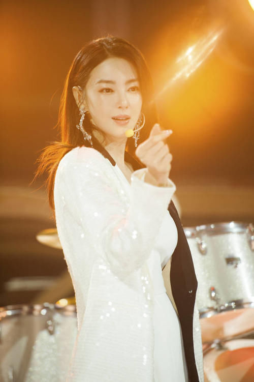  节目|人间清醒张雨绮，不能够只靠人气，但获得第一名同样被质疑