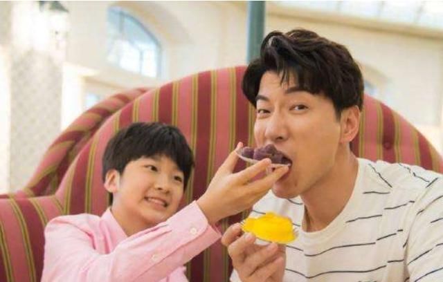  从小|晒晒张亮一家人住的豪宅，儿子在家还要做家务，暖男都是从小培养