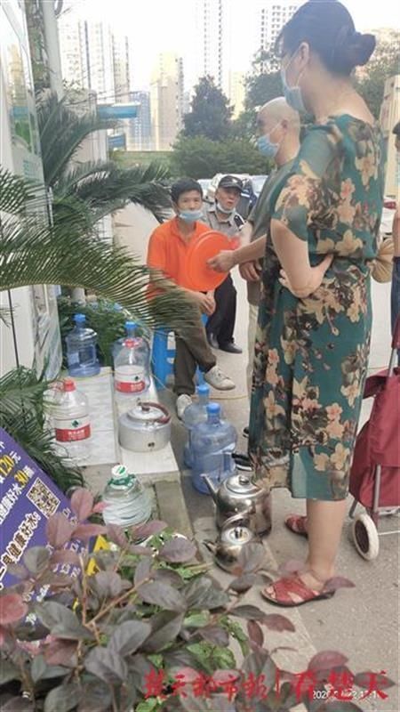  破损|小区高层自来水竟有油漆味，疑与地下车库施工及水箱破损有关