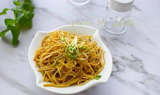  餐馆|简单四步做一个抢手凉菜，十分钟就能搞定，去餐馆吃要二十八