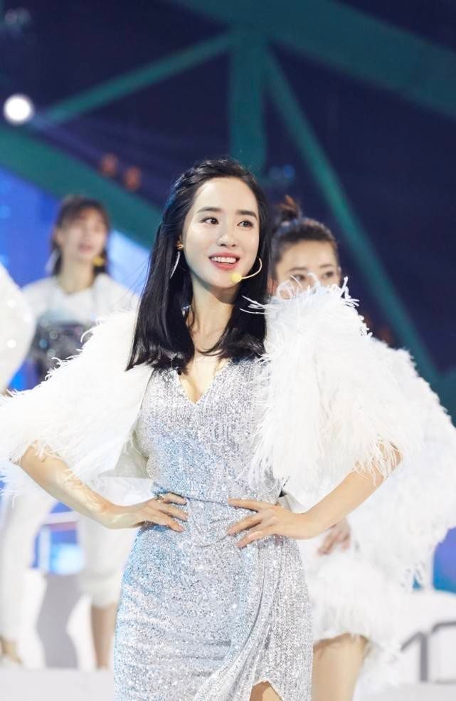  不至于|都说她人挺好，如果不是人气差了点，她不至于这么早被淘汰