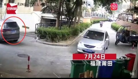  毫无|痛心！男童地下车库入口处遭碾压 司机毫无察觉驶入车库