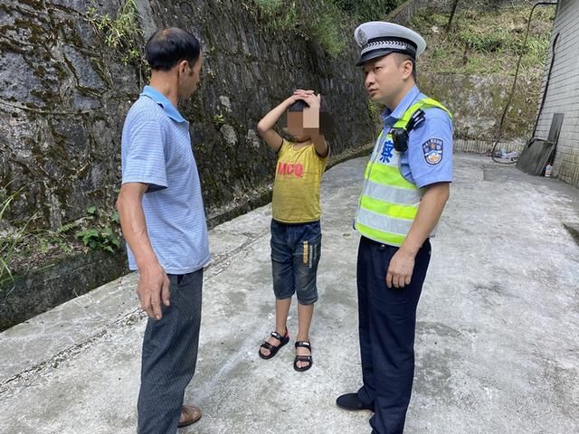  男孩|男孩高速暴走6小时，遇到交警时拖鞋都快磨没了……