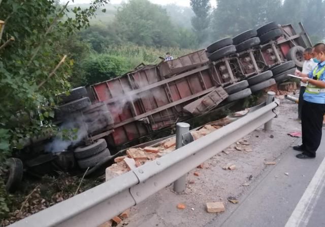  凌晨|凌晨大货车侧翻！驾驶员幸亏系了安全带　捡了一条命