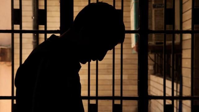 一旁|女子遭人抢劫后大胆向邻居高声呼救，一旁的劫匪直接把她杀死灭口