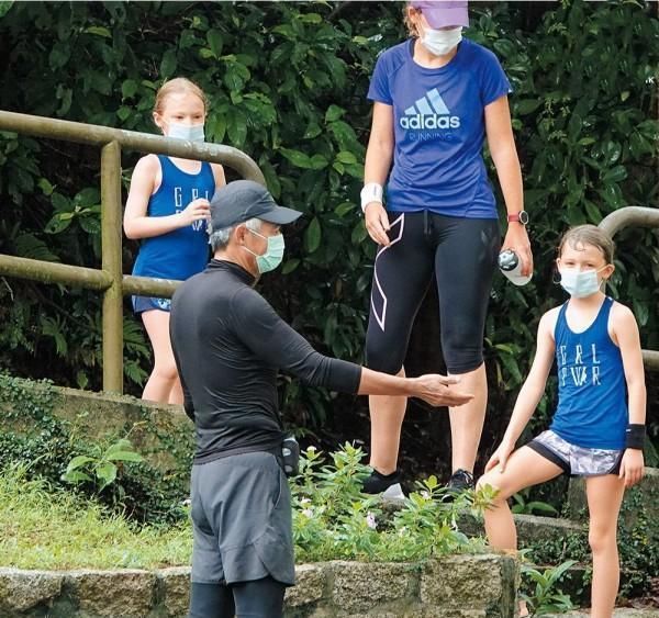 身材|不怕发嫂吃醋？65岁周润发晨跑身材好，与女子贴身做热身引关注