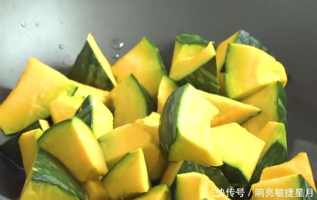 爱吃|孩子爱吃的油焖南瓜,简单4步就能上桌,软糯美味,好吃又营养