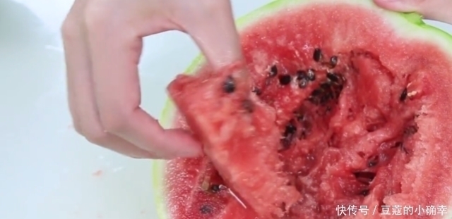 中薪|靓妹用7块钱买了一个西瓜,一刀劈开那一刻,发现被坑了