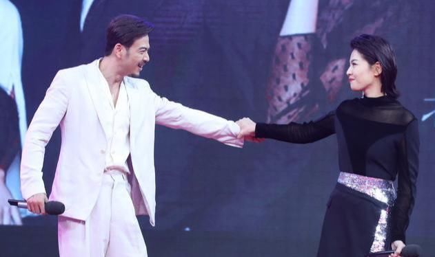  穿搭建议|刘涛气质太“贵气”了，穿黑裙优雅大气，发呆都很“霸气”