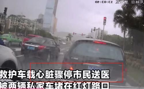  辆奔驰汽车|救护车被奔驰堵十几秒，病人心脏骤停，护士无奈下车敲窗提醒