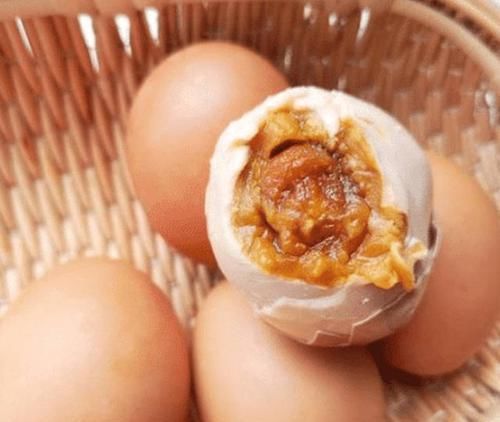 腌制|腌咸鸡蛋,7成人只懂放盐,却不知多加它,7天就能吃,起沙又流油