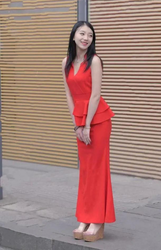  展现出|美女一条修身显瘦连衣长裙，整个造型轻松展现出了优雅大方的美