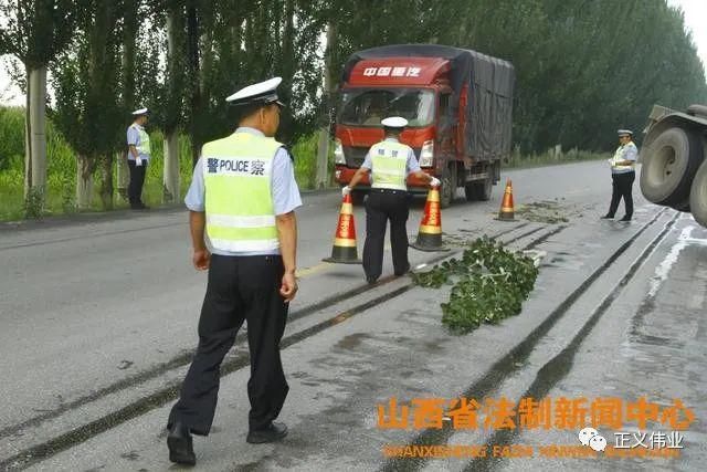 交警|雨中罐车滑入路沟交警及时救援