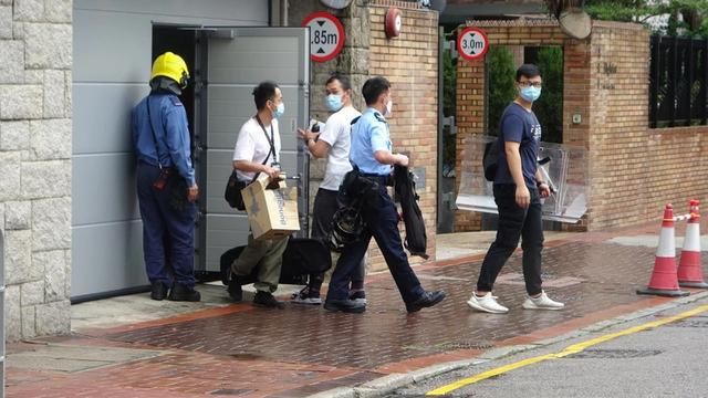  安排|港姐之女被曝欲跳楼自杀，消防员破门入屋后安排救护车送往医院