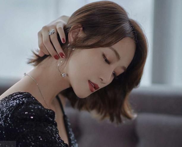 脸型|蓝盈莹早年旧照被扒,大方脸型眼距窄小,与如今精致长相判若两人