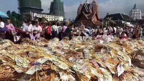  寺庙|全国最“挣钱”的寺院，地上到处都是钱，僧众用编织袋收钱