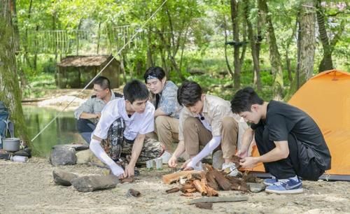  王一博|《以家人之名》三兄妹野外露营欢乐多，王一博他们是一群憨憨吗