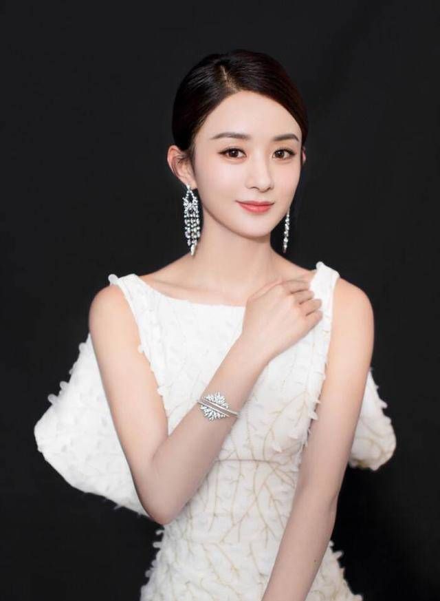  累垮|赵丽颖产子复出后首录综艺，体力不支累垮，坐在树下扶腰样子很难受