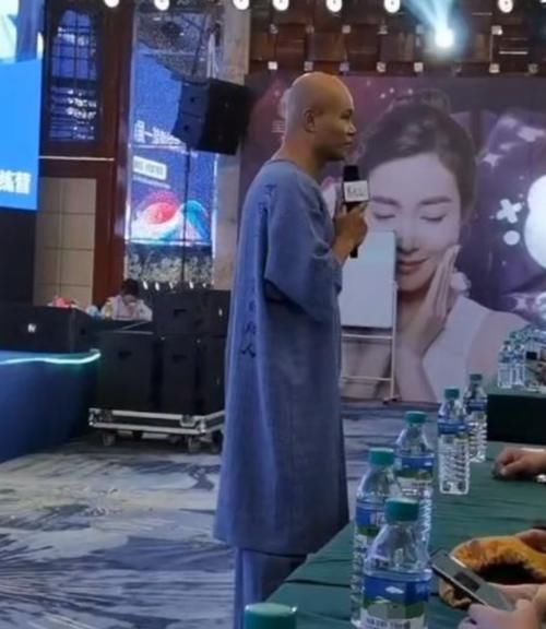  谋生|还记得非诚勿扰的乐嘉吗？如今他靠授课谋生，台下学员却在玩手机