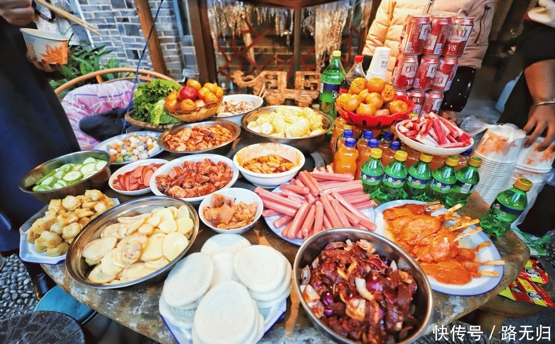 富家|奇闻：富家女孩吃烧烤包场，瞧到价格却蒙了，网友：“人傻钱多”