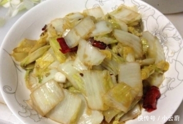 饭店|炒白菜不要油一热就下锅,多加“这一步”,比饭店炒的还好吃