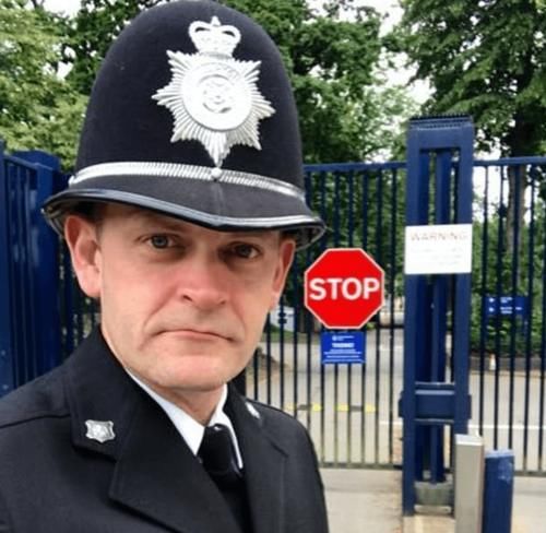  手铐|英国警官为新同事示范戴手铐，铐住自己取不下来跑到消防队求助