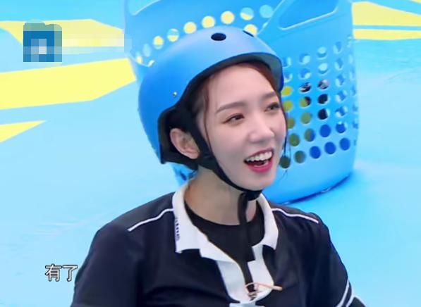  女生|孟美岐“生理期”还下水录跑男？当注意她坐下的姿势，女生看了都懂