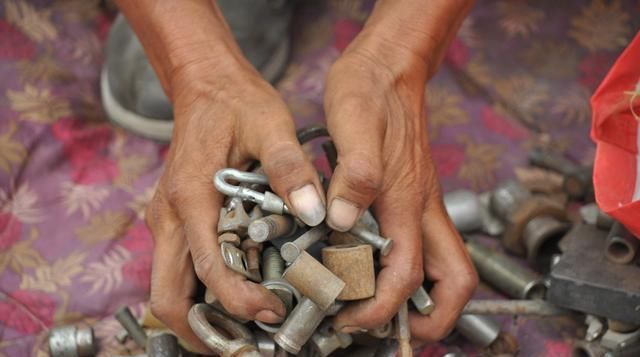 妹夫|聋哑大爷出生8天被生母扔掉，为养父母养老送终，一生未娶养妹夫