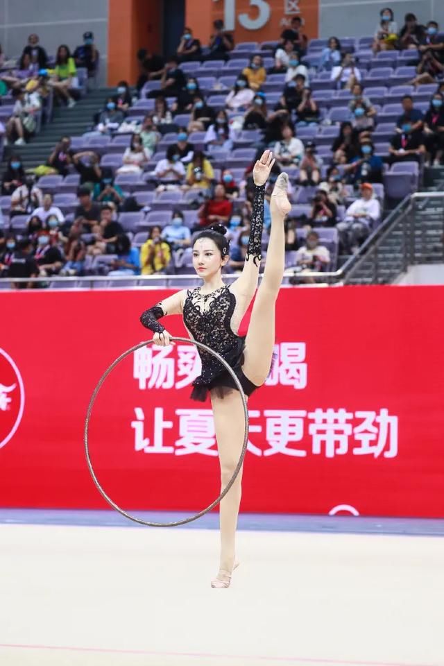  爆炸|凭“双料冠军”美爆炸热搜的她，才不是无辜“被绿”的傻白甜